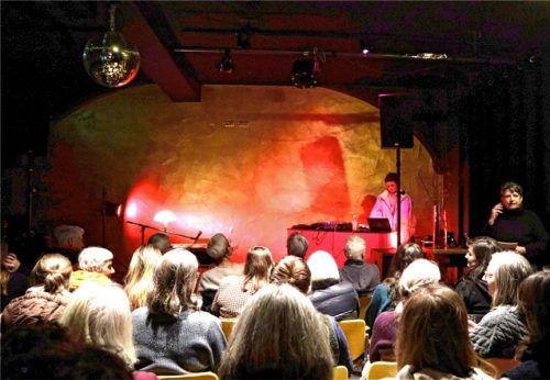 Von persönlichen Geschichten bis zu naturwissenschaftlichen Essays – die unterschiedlichen Texte fanden ein interessiertes Publikum. Foto Blickwinkel