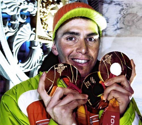 Vor 20 Jahren: Michael Greis präsentiert seine drei Goldmedaillen, die er bei den Olympischen Winterspielen in Turin errungen hat.Foto Imago Images