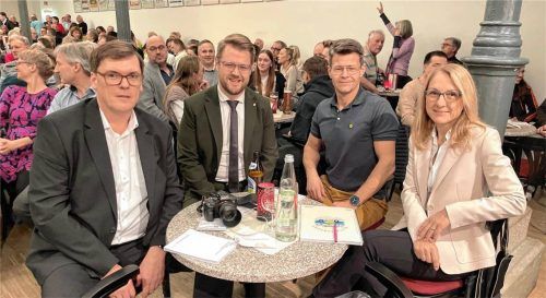 Vor Beginn der Diskussionsrunde saßen die vier Kandidaten zusammen an einem Tisch: (von links) Stefan Lasner (CSU), Michael Hetzl (UM), Christoph Schützenhofer (Grüne) und Claudia Hungerhuber (SPD). Fotos  Latta