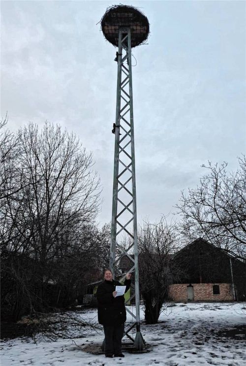 Vor ihrem Storchennest in Kolbermoor hält Cindy Kock das Schreiben des „ARD-ZDF-Deutschlandradio-Beitragsservice“ in der Hand, in dem sie zu Rundfunkgebühren für ihre „Betriebsstätte“ aufgefordert wird. Foto RE