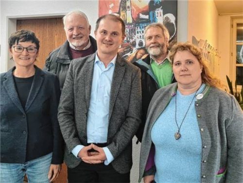 Vor-Ort-Termin im Caritas Centrum: (von links) Manina Sobe, Max Keil (ÖDP), Wolfgang Ehrenlechner, Andreas Huber (ÖDP) und Peggy Galic (die Basis).Foto re