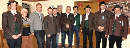 Vorsitzender Thomas Reiter (von rechts), sein neu gewählter Stellvertreter Michael Hamacher und die wiedergewählten Vorstandsmitglieder blicken zuversichtlich in die Zukunft des Veteranen- und Kriegervereins Litzldorf.Foto Strim