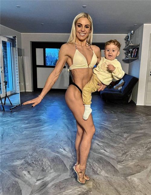 Vroni Haberl (29) aus Stephanskirchen war Bodybuilderin, heute ist sie Mutter eines zweijährigen Buben und macht als Online-Coach Frauen und Mütter fit. Fotos haberl
