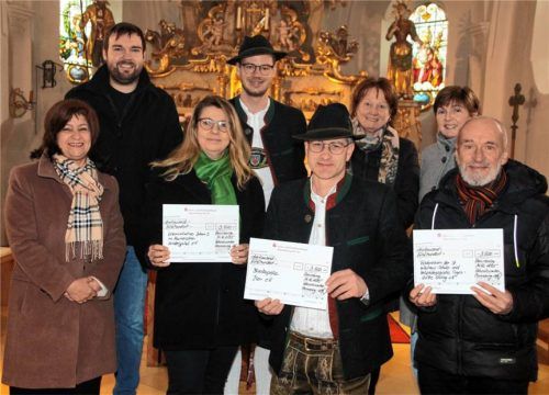 Während die symbolischen Schecks im Vergleich zu den Vorjahren kleiner wurden, wuchs die Spendensumme. Auf unserem Bild sind zu sehen (von links) Marlene Geyer (Organisation), Merlin Zakrzewski von den Freischützen Pemmering, Frauke Fruth von der Elterninitiative „Intern 3“, Bernhard Stangl und Robert Wenhardt von der Blaskapelle Isen, Josefine Berg und Claudia Lanzl von der Pfarrei Pemmering sowie Michael Jaletzke vom Förderverein St.-Nikolaus-Schule. Foto Dinger