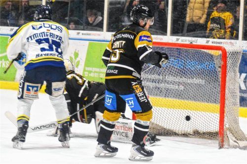 Waldkraiburgs Offensive nahm das Amberger Tor des Öfteren unter Beschuss.Foto Yasmin Neumann