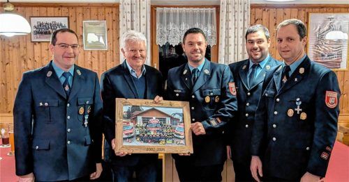 Waren bei der Geschenkübergabe an den Bürgermeister dabei: (von links) Vorsitzender Johannes Mitterhofer, Bürgermeister Erwin Baumgartner, Kommandant Matthias Niederschweiberer, Jugendwart Markus Kohlschmid und Zweiter Kommandant Martin Wolf.Foto Dalhoff