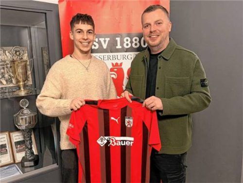 Wasserburgs Neuzugang Felix Obermaier wird von Thomas Urbaniak (Zweiter Abteilungsleiter) präsentiert. Foto Johannes Hain