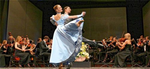 Wasserfarben waren die Kleider der Damen beim „Aquarellen-Walzer“. Foto Janka