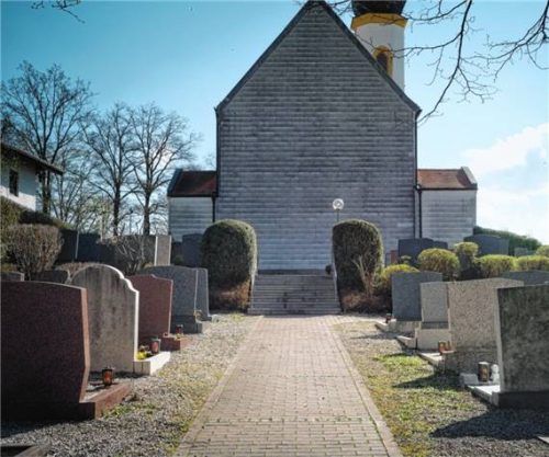 Wegen Treppen ist der Kirchenfriedhof für Rollstuhlfahrer auch hier im mittleren Teil schwer zu bewältigen.Foto Günster