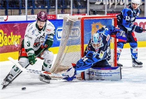 Weidens Torhüter Michael McNiven stört hier Rosenheims Teemu Pulkkinen.Foto Tobias Neubert