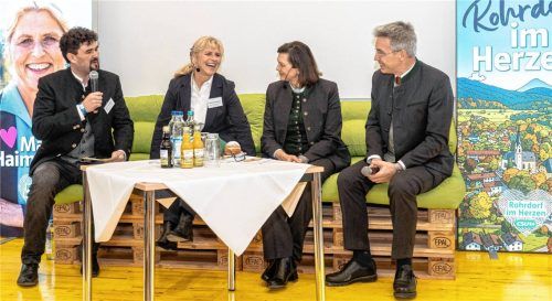 Welchen Herausforderungen sehen sich die Menschen heute gegenüber und wie können sie bewältigt werden? Über diese Frage diskutierten (von rechts) Landrat Otto Lederer, Landtagspräsidentin Ilse Aigner, Rohrdorfs Zweite Bürgermeisterin Maria Haimmerer sowie Moderator Martin Wollmann in Rohrdorf. Foto Thomae