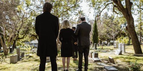 Wer zu Lebzeiten seine Beerdigung regeln möchte, kann dies unter anderem in einem Bestattungsvorsorge-Treuhandvertrag festlegen. Foto pexels