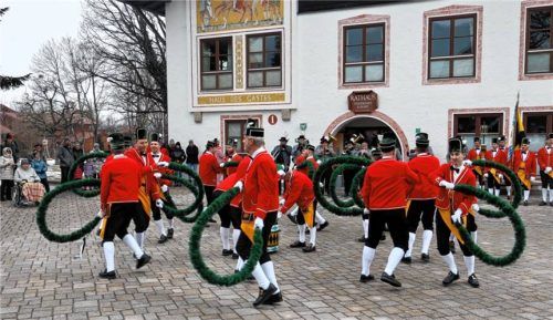 Wie vor sieben Jahren tanzten auch heuer wieder die Kolbermoorer Schäffler vor dem Rathaus in Bad Feilnbach. Foto Strim