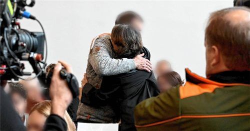 Wiedersehen im Amtsgericht in Laufen: Regina Rick begrüßt Manfred Genditzki. Der 65-Jährige war Dauergast im zweiten Eiskeller-Prozess am Amtsgericht in Laufen.Foto  Felix Hörhager/dpa