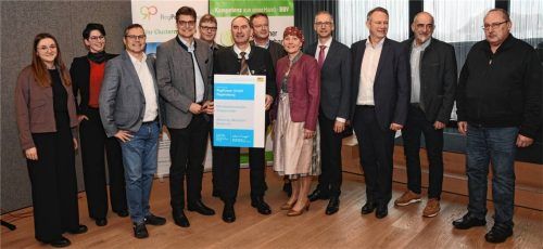 Wirtschaftsminister Hubert Aiwanger (Mitte) überreichte die Förderurkunde in der „Mühldorfer Runde“: (von links) Michaela Linner (Kreis- und Regionalentwicklung), Dr. Lena Käsbauer (BBV-Stabsstelle Energie), Markus Saller (FW-MdL), Max Heimerl (Landrat), Cornelius Herb (RegPower), Carl von Butler (BBV-Generalsekretär), Heidi Schmidinger (BBV-Kreisbäuerin), Veit Hartsperger (BBV-Geschäftsstellenleiter), Christian Bürger (BBV-Energiereferent), Ralf Huber (BBV-Bezirkspräsident) und Ewald Kirmaier (Süddeutsche Truthahn AG). Fotos  Fund
