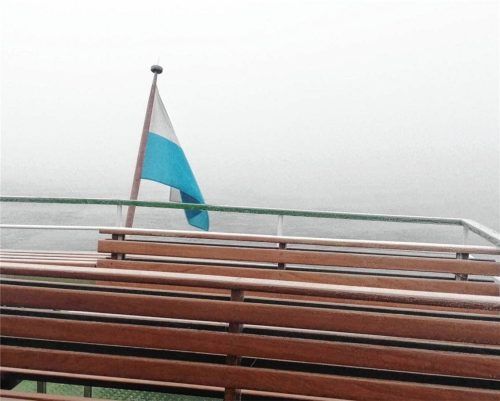 Wo ist nur der Chiemsee? Dicke Nebelsuppe herrschte zuletzt über dem bayerischen Meer.