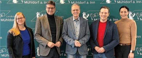 Wollen die Menschen für das Thema „Sepsis“ sensibilisieren: (von links) Birgit Franz (kommissarische Leiterin Gesundheitsamt), Landrat Max Heimerl, Dr. Timm Büttner, Dr. Florian Gottwald (InnKlinikum Mühldorf) und Julia Weiss. Foto  Landratsamt