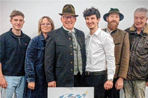 Wollen Politik von Bürgern für Bürger machen: (von links) Simon Rieser, Christine Weilnhammer, Franz Hefter, Quirin Forner, Sepp Kloo und Dieter Schönleben. Foto re