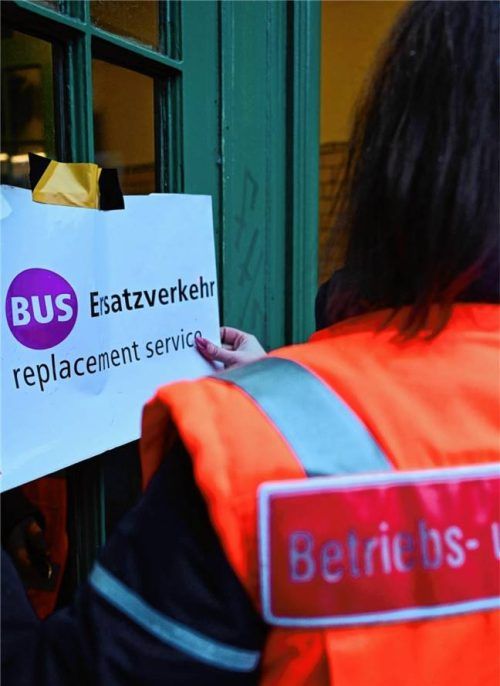 Zahlreiche Baustellen und Schienenersatzverkehr sorgen bei Menschen, die auf die Bahn angewiesen sind, für eine nervliche Zerreißprobe. Foto dpa