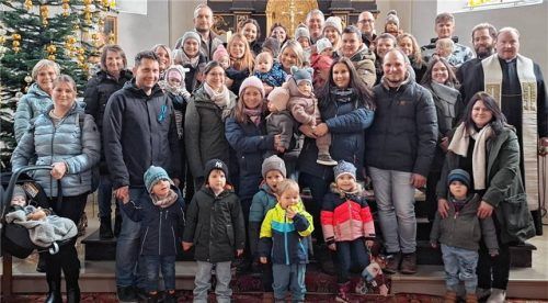 Zahlreiche Eltern, die ihre Kinder im vergangenen Jahr taufen ließen, trafen sich in der Pfarrkirche. Foto re