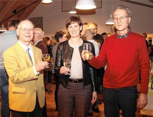 Zahlreiche Gäste aus Vereinen, Politik und Wirtschaft waren der Einladung zum Neujahrsempfang gefolgt. Im Bild: (von links) Pfarrer Josef Kriechbaumer, Bürgermeisterin Irmgard Hibler und Pfarrgemeinderatsvorsitzender Balthasar Nußrainer. Foto Dinger