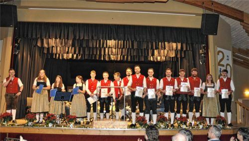 Zahlreiche Musiker wurden für ihr Engagement bei der Blasmusik ausgezeichnet. Foto re