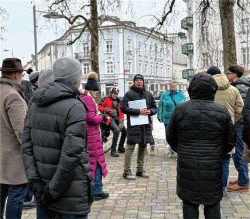 Zahlreiche Traunsteiner hörten auf einem Spaziergang mit Interesse den Ausführungen von Oberbürgermeister Dr. Christian Hümmer (Mitte) zu. Foto Ahlheim
