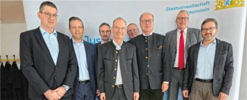 Zogen positive Bilanz zum „Traunsteiner Modell“: (vorne, von links) Geschäftsleiter Andreas Kalleder, Oberstaatsanwalt Dr. Rainer Vietze, Leitender Oberstaatsanwalt Dr. Wolfgang Beckstein, Generalstaatsanwalt Reinhard Röttle, die Oberstaatsanwälte Dr. Robert Schnabl und Martin Unterreiner sowie (hinten, von links) die Oberstaatsanwälte Markus Andrä und Dr. Martin Freudling.

Foto Staatsanwaltschaft Traunstein