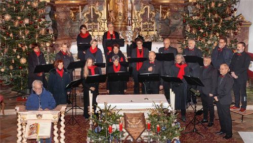 Zum Auftakt des geistlichen Konzertes mit Chor- und Instrumentalmusik in der Pfarrkirche St. Michael Mettenheim begrüßte Diakon Manfred Scharnagl (links) das Kraiburger Ensemble „Vocabile“ mit Chorleiter Andreas Miecke (rechts). Foto Kretschko