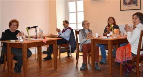 Zum Frühstück eine Leiche versprach die Autorin Marta Donato (links) und hielt Wort. Den Appetit ließen sich die 40 Gäste trotzdem nicht nehmen. Foto Eder