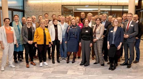 Zum vierten Schulleitungsdialog luden Bildungskoordinatorin Katrin Röber (Fünfte von rechts) und Landrat Otto Lederer (Zweiter von rechts) Schulleiter aus dem Landkreis, Professorin Tania Singer (Mitte) und Julia und Matteo Corona (Erste und Vierter von links) ein. Foto Landratsamt Rosenheim