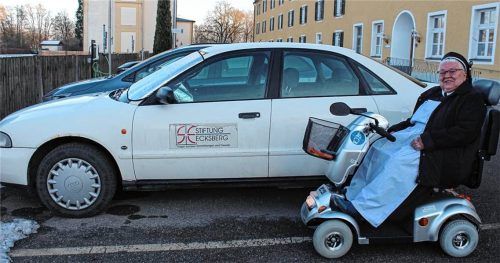Zwei wichtige Fahrzeuge im Leben von Schwester Engelberta: ein alter Audi und ein neues Elektromobil. Foto  Huckemeyer
