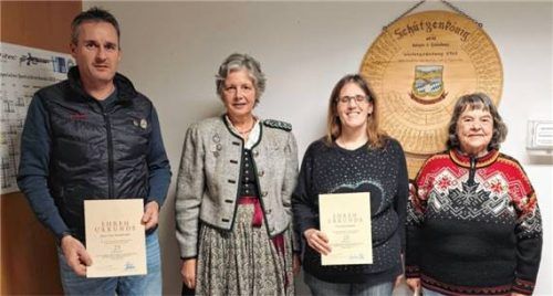 Zweite Gauschützenmeisterin Vroni Huber (Zweite von links) ehrte (von links) Timo Kleinschroth, Evi Weidlich und Christl Knoll für langjährige Mitgliedschaft.Foto  Wunderlich