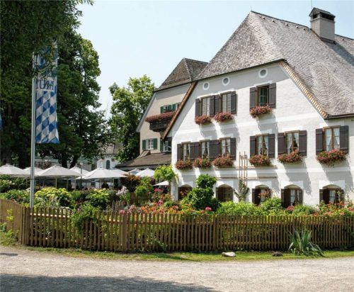 Zwischen tausendjährigem Baum und Kloster, neben der Torhalle aus dem 8. Jahrhundert, am höchsten Punkt der Insel – das 600 Jahre alte Gasthaus „Zur Linde“ ist nicht nur wegen seiner Lage eines der wichtigsten Gebäude auf der Fraueninsel. Foto Berger