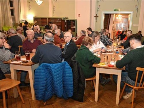 104 Teilnehmer spielten beim Benefizschafkopfen in Pfraundorf. Foto Ruprecht