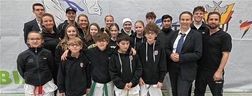 13 Wasserburger Taekwondo-Athleten gingen in Neubiberg an den Start.Foto 13re