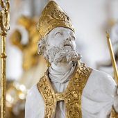 Beim Blasiussegen stehen Katholiken Schlange