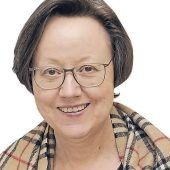 Erwartungsfroh im Theaterfoyer