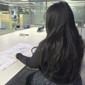 Mutter darf nicht in ihre Wohnung