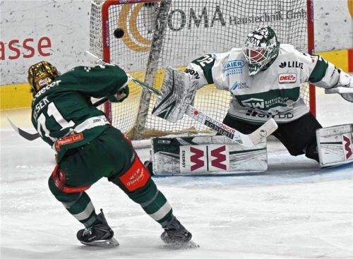 Nichts zu halten: Scott Feser (links) bekam beim 3:0 viel Netz vom Bietigheimer Goalie Florian Mnich angeboten.Foto Hans-Jürgen Ziegler