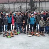 Eisstock-Krimi zwischen den Feuerwehren Neumarkt-St. Veit und Teising