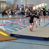 Kinder turnen in den Fasching