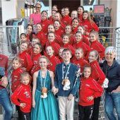 Neue Trainingsanzüge für die „Faschingsgesellschaft Prienarria“ dank großzügiger Spenden