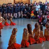 Drei Garden beeindrucken mit akrobatischen Einlagen bei Kinderfasching in Maitenbeth