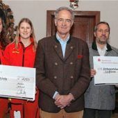 Zwei Spendenschecks übergeben