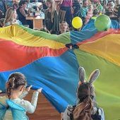Kinder feiern ausgelassen Fasching mit Tanzeinlagen und vielen Spielen