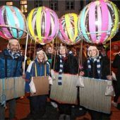 Besucher des unsinnigen Donnerstags trotzen in der Wasserburger Altstadt dem Wetter