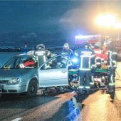 Feuerwehr befreit verletzten Fahrer nach Unfall auf B15