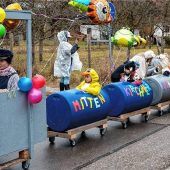 Kinderfaschingszug schlängelt sich durch Mittenkirchen