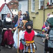 Ohne Motorkraft und Abgase: Isener Fasching endet mit großem Zug und hunderten Menschen